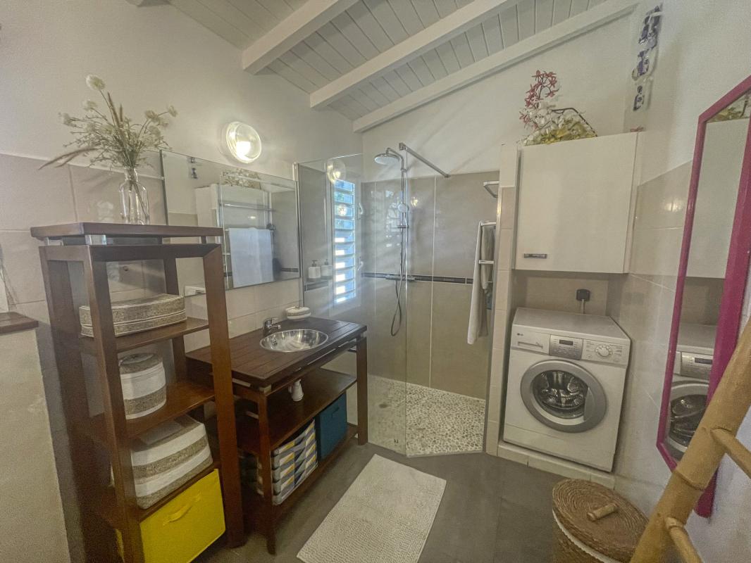 29.Location villa piscine Saint François Guadeloupe_Salle de douche commune